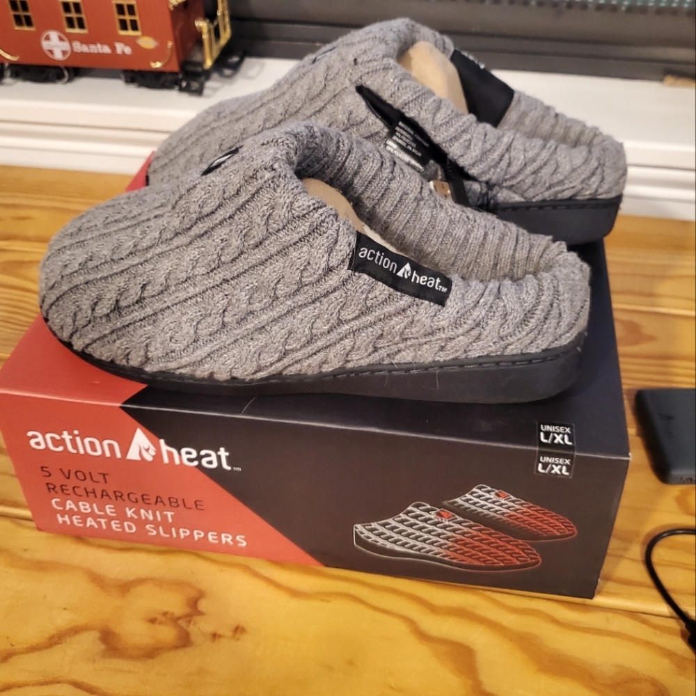 Gray Cable Knit Heated Slippers EUC Size L/XL